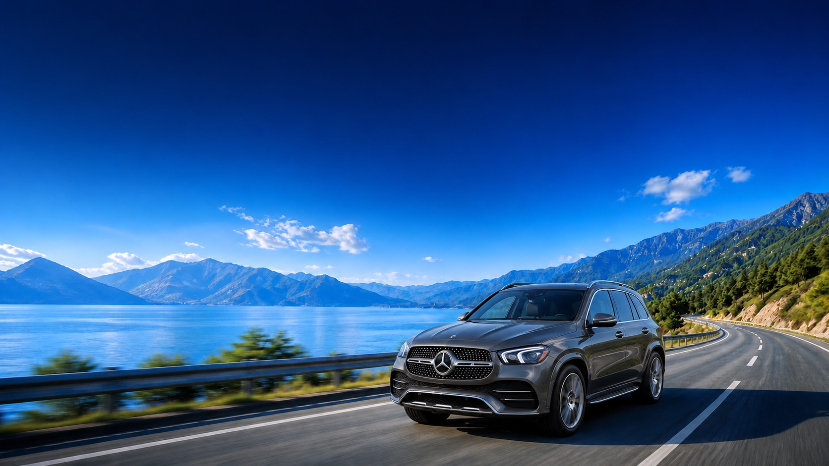 奔驰 GLE SUV 在湖畔山路行驶的宽幅场景