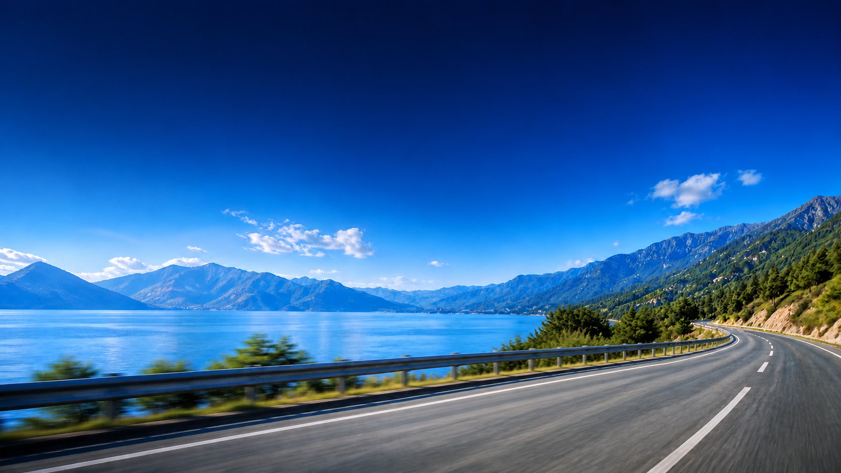 蓝天白云下的湖畔山路宽幅场景
